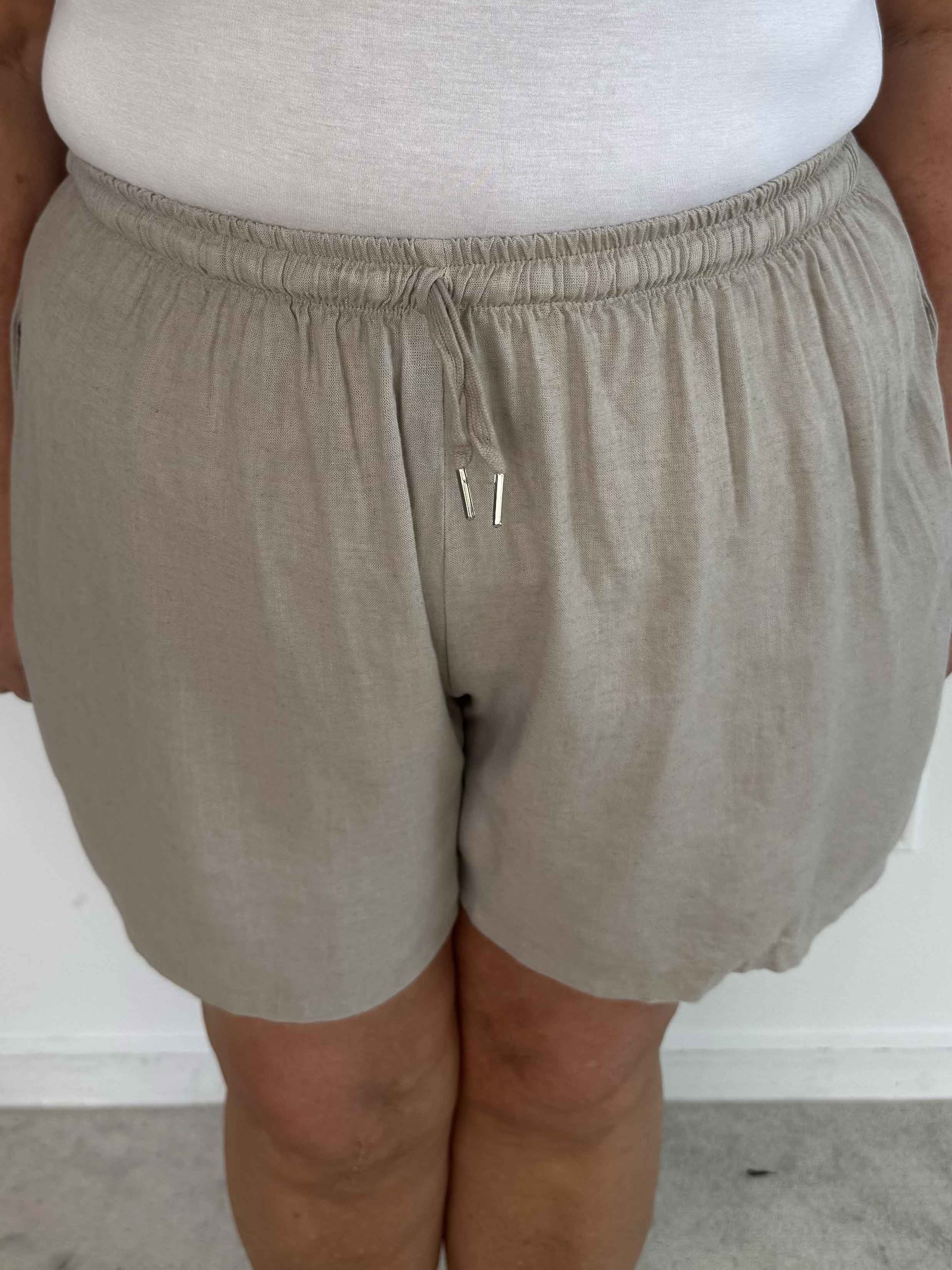 Clara Shorts - Lette shorts i viskose og hør